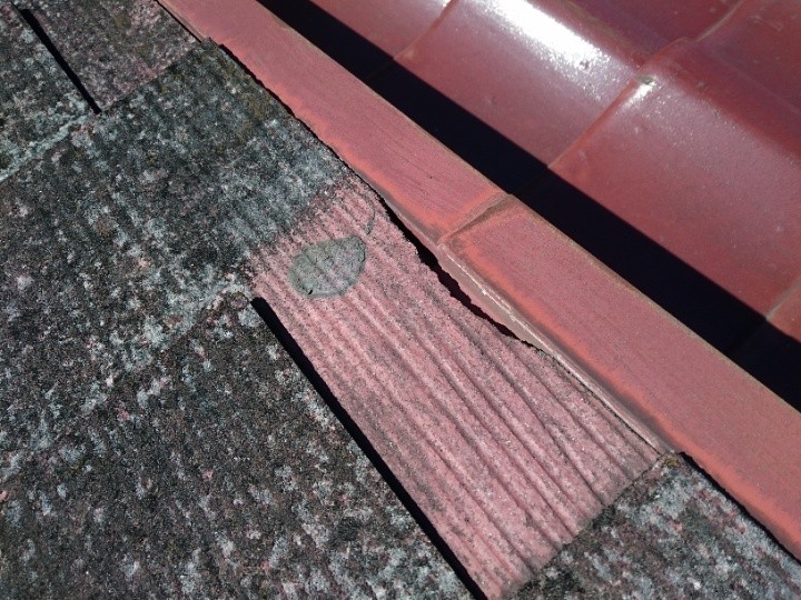 割れや欠けが見られる軒先部分