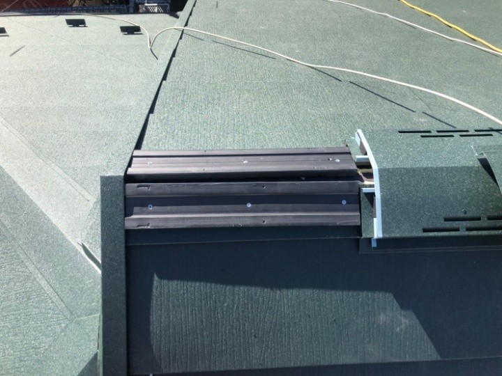 新しい棟板金の設置と仕上げ