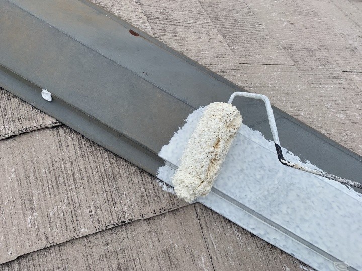 棟板金へのサビ止め塗布