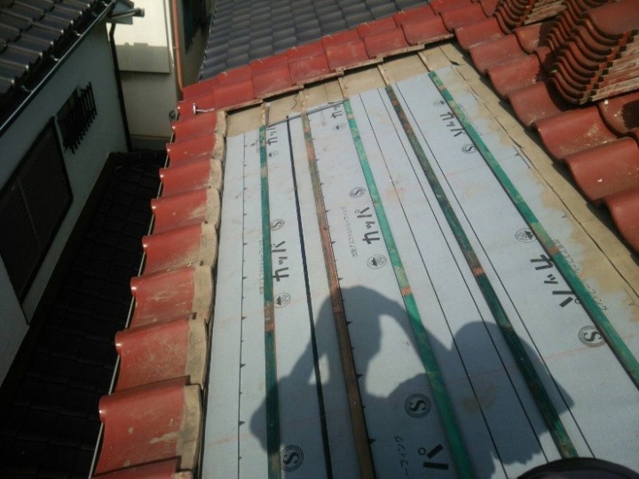 新しい防水紙と浅木の設置