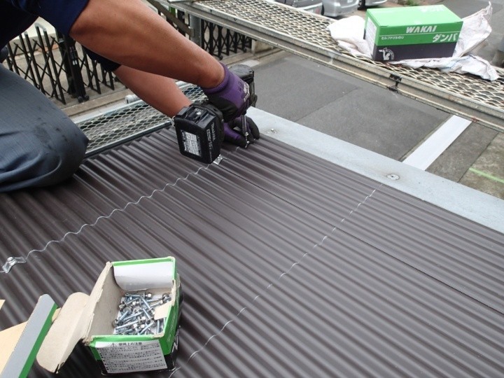 波板の固定作業