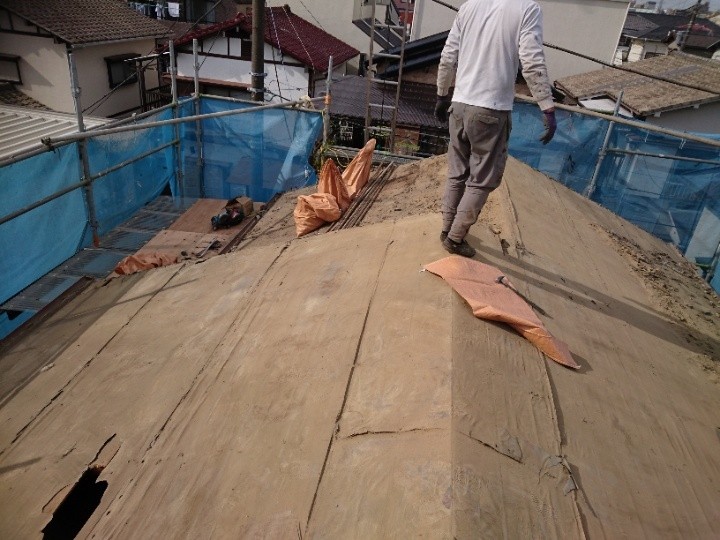 既存瓦の撤去と下地の確認