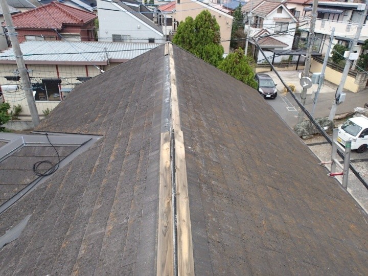 棟板金が外れた屋根の状態