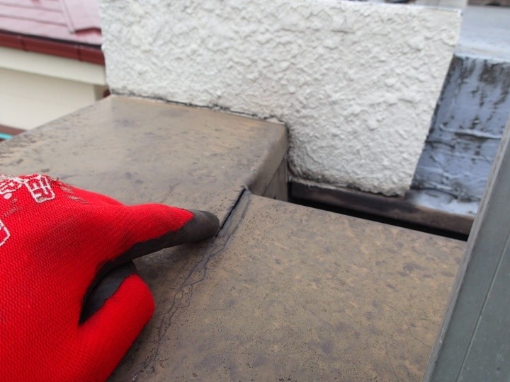 金属部分と外壁取り合いの隙間