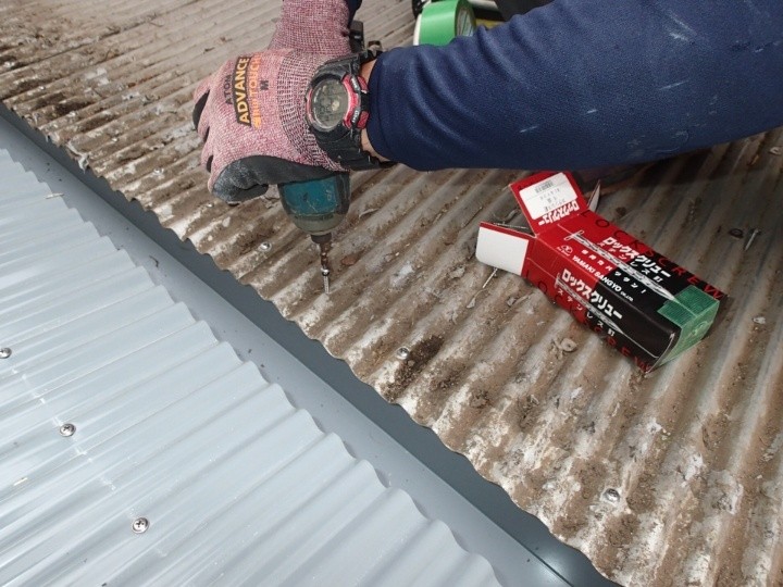 ビス固定と細部処理