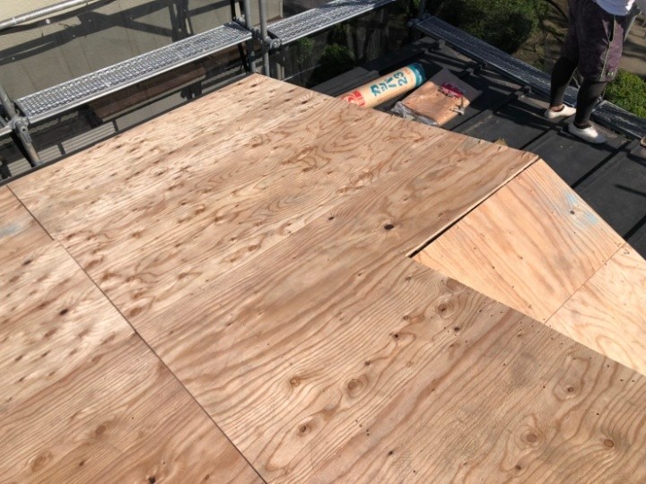 野地板の補強と張り替え
