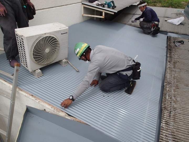 ガルバリウム鋼板製箱谷の設置