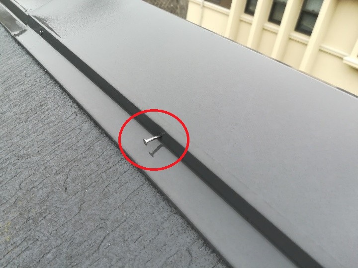 釘が浮いた棟板金
