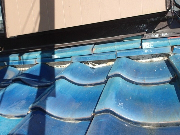 下屋根の漆喰の崩れ