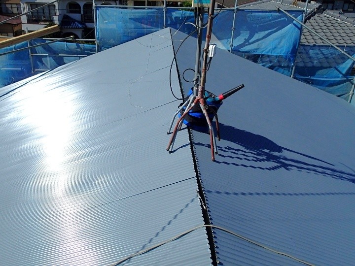 ガルバリウム波板の葺き施工