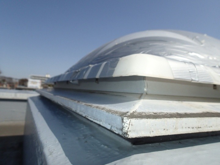 天窓カバー周辺の浮きと防水の不具合