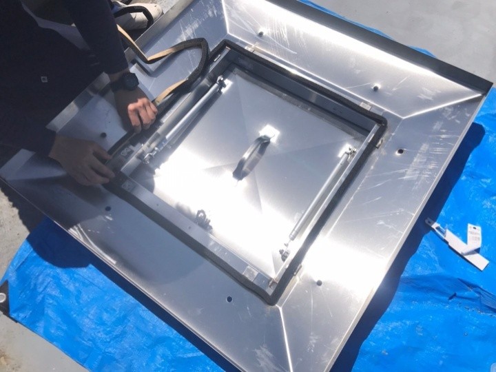 ステンレス製ハッチの組み立てと調整