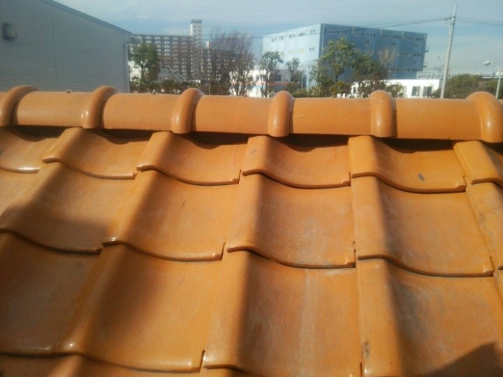 棟瓦の再設置と仕上げ調整