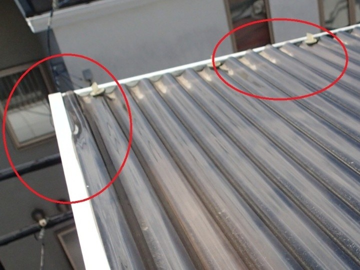 軒先部分の波板の外れ