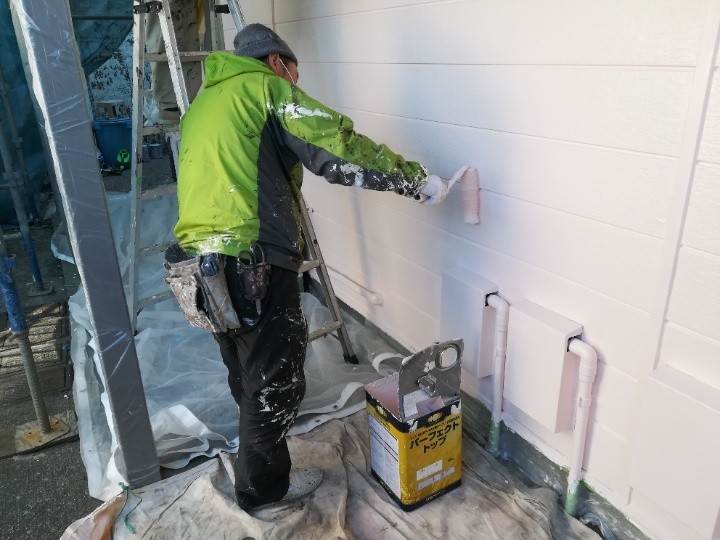 上塗りで美しい仕上がりに