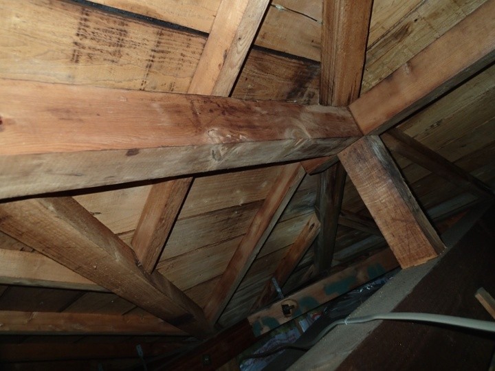 小屋裏で見つかった濡れ跡