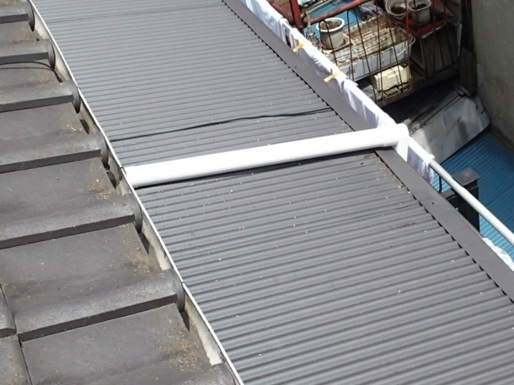 波板の交換作業