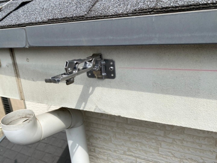 ステンレス製の新しい吊り金具の取り付け