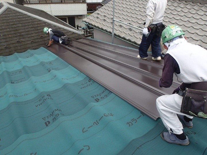 防水紙を敷設して屋根材「カバールーフ455」を設置