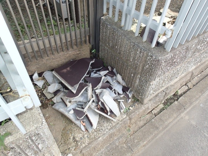 地面に散乱した破損瓦