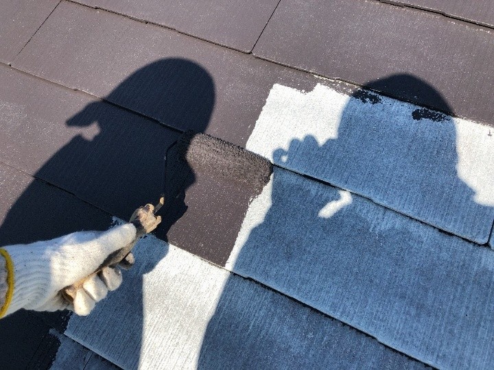 中塗り作業で遮熱塗料を重ねる