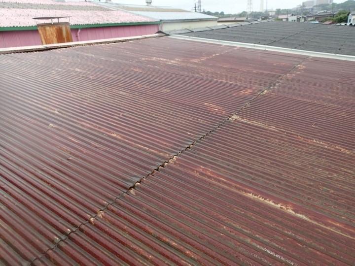 錆が進行した波板屋根の広範囲な劣化