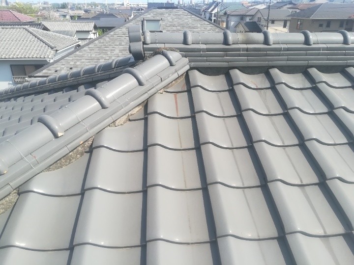 大棟と隅棟周辺の漆喰の剥がれ