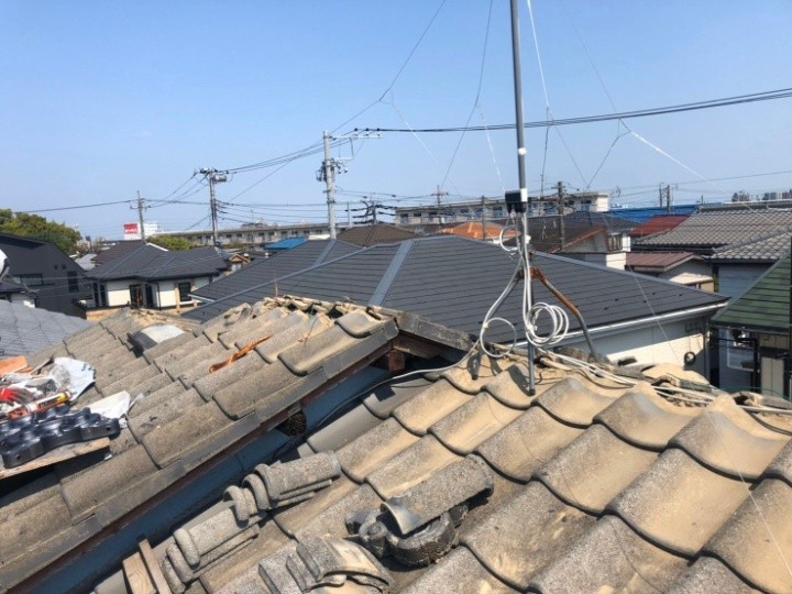 既存棟瓦の撤去作業