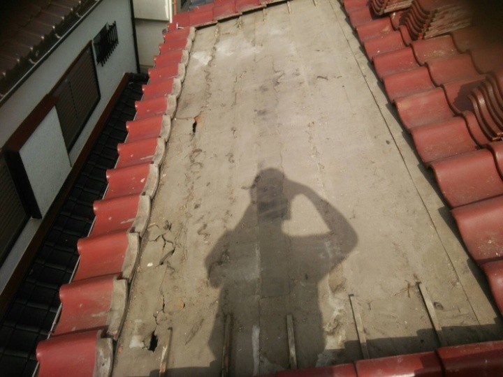 既存瓦の撤去作業