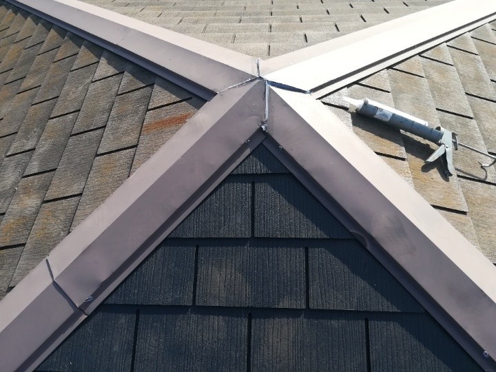 棟板金を設置して繋ぎ目にシーリング処理