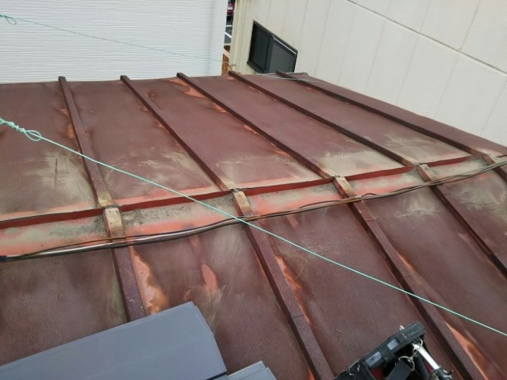 劣化した貫板と残材の撤去