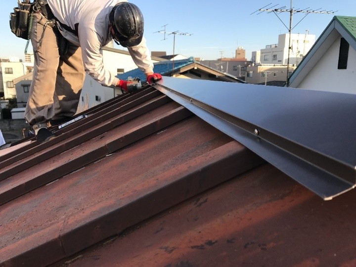 新しい棟板金の取り付け