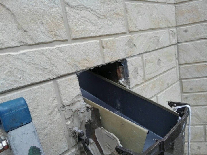 排水口の撤去新設と壁の処理