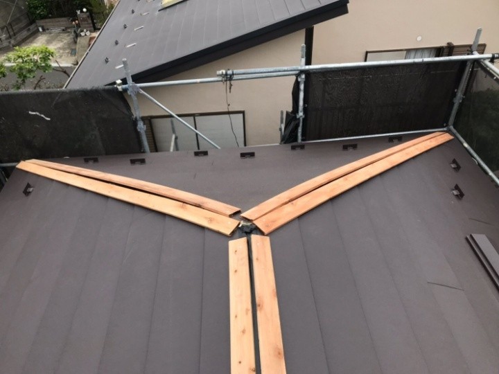 貫板・棟板金の取り付け