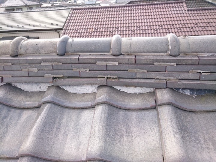 棟瓦部分のズレと漆喰の剥がれ