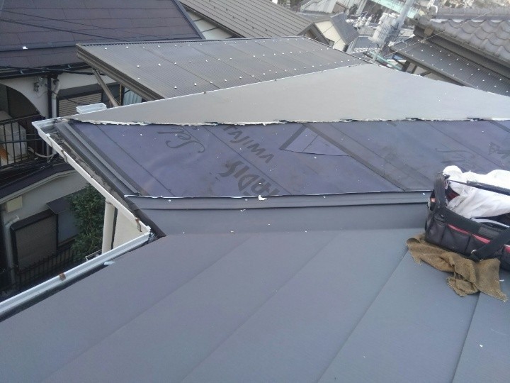 新しい屋根材の取り付け