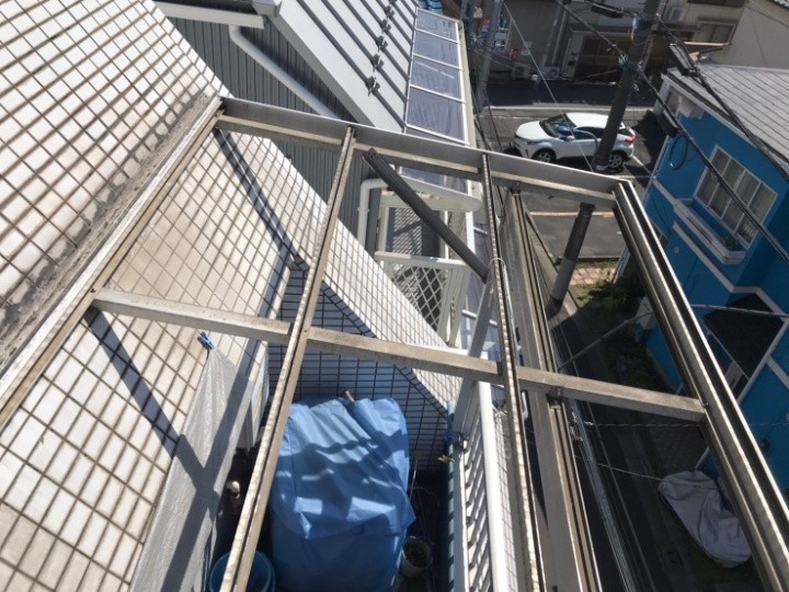 既存波板の撤去とフレーム清掃