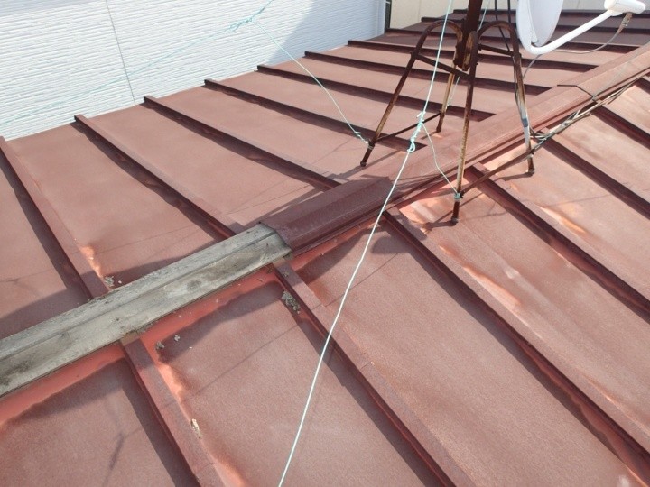 棟板金が外れ、貫板が露出した状態