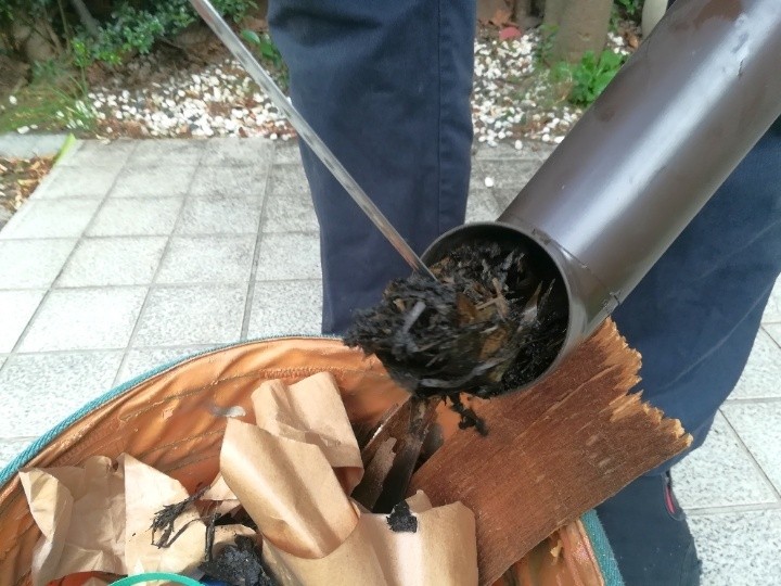 竪樋内部の詰まり除去作業