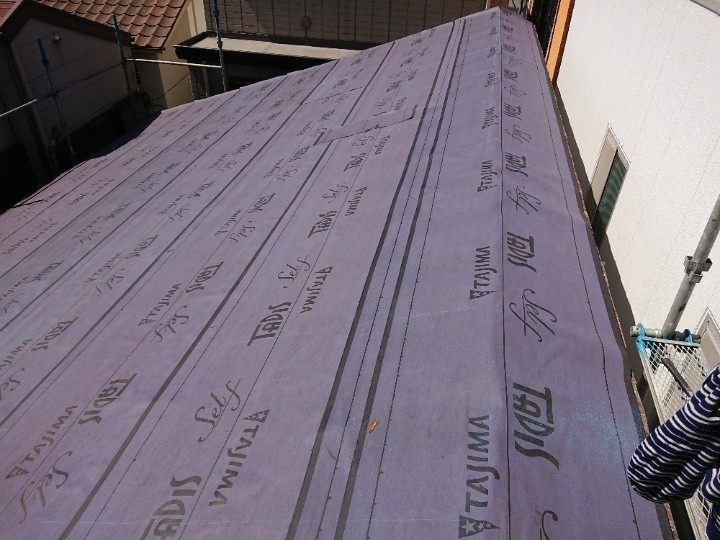 既存屋根の上に防水シートを敷設