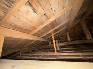 雨漏りの有無は小屋裏点検で確認します