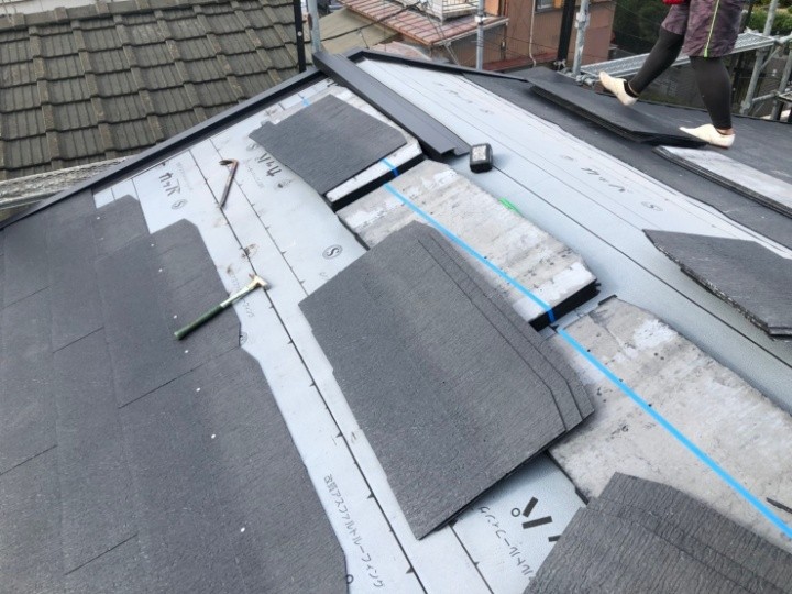 防水シートの敷設と屋根材の施工