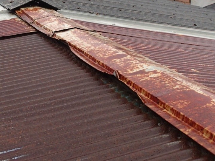 棟部分の著しい変形と破損