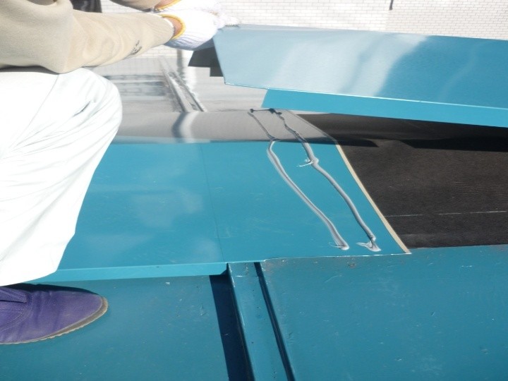 棟板金の撤去と防水紙の敷き込み