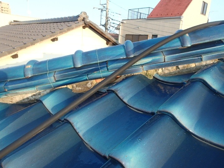 下り棟の漆喰劣化とずれ