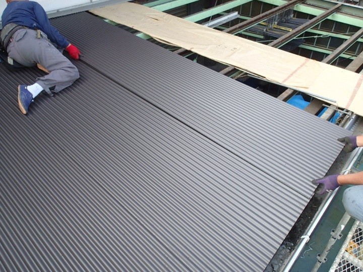 ガルバリウム波板の葺き始め