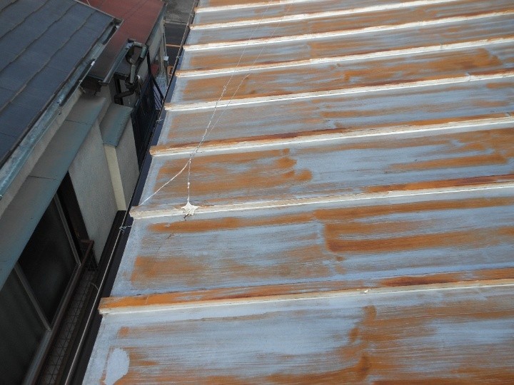 屋根面の傷みと継ぎ目の脆弱化