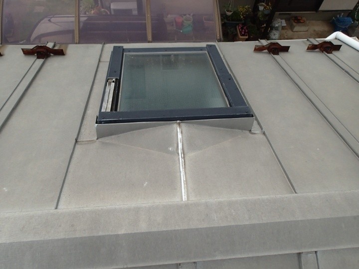 屋外から確認した天窓枠の破損