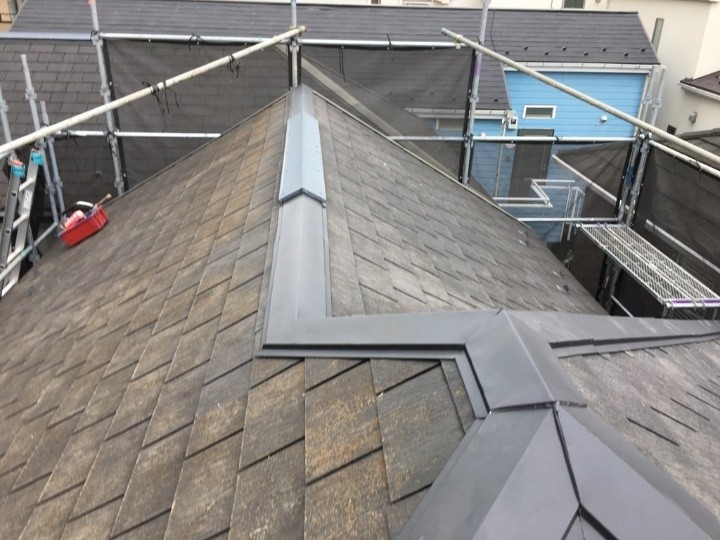 新しい棟板金の設置