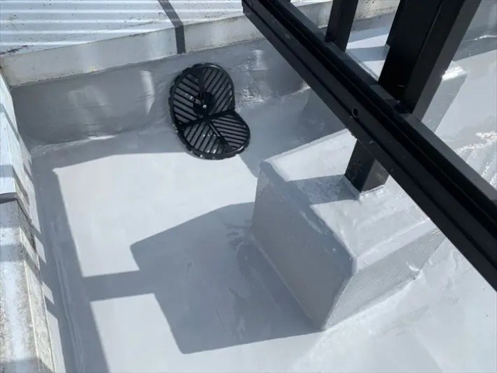 ウレタン防水層の仕上げと排水部分の保護